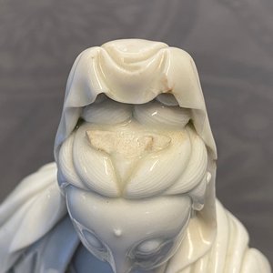 Een Chinese blanc de Chine figuur van Guanyin, zegelmerk, 19/20e eeuw — foto 14