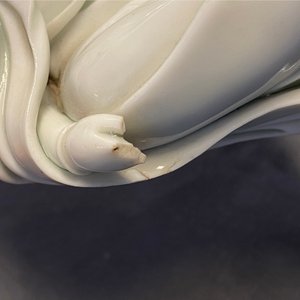 Een Chinese blanc de Chine figuur van Guanyin, zegelmerk, 19/20e eeuw — foto 17