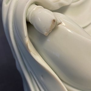 Een Chinese blanc de Chine figuur van Guanyin, zegelmerk, 19/20e eeuw — foto 19