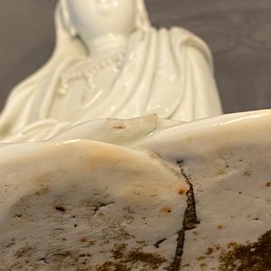 Een Chinese blanc de Chine figuur van Guanyin, zegelmerk, 19/20e eeuw — foto 21