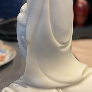 Een Chinese blanc de Chine figuur van Guanyin, zegelmerk, 19/20e eeuw — foto 27