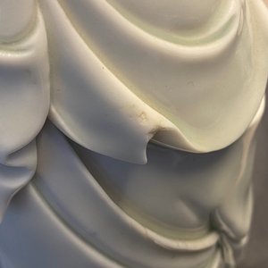 Een Chinese blanc de Chine figuur van Guanyin, zegelmerk, 19/20e eeuw — foto 29