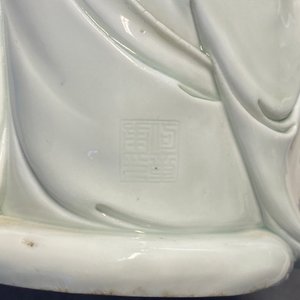 Een Chinese blanc de Chine figuur van Guanyin, zegelmerk, 19/20e eeuw — foto 30