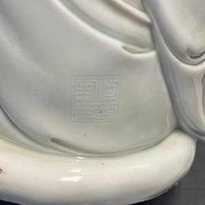 Een Chinese blanc de Chine figuur van Guanyin, zegelmerk, 19/20e eeuw — foto 31