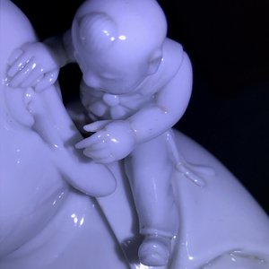 Een Chinese blanc de Chine groep met Boeddha en spelende jongens, Republiek, 20e eeuw — foto 22