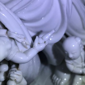Een Chinese blanc de Chine groep met Boeddha en spelende jongens, Republiek, 20e eeuw — foto 24