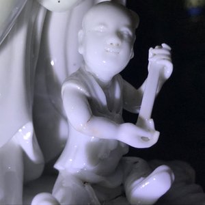 Een Chinese blanc de Chine groep met Boeddha en spelende jongens, Republiek, 20e eeuw — foto 25