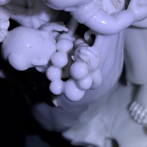 Een Chinese blanc de Chine groep met Boeddha en spelende jongens, Republiek, 20e eeuw — foto 27