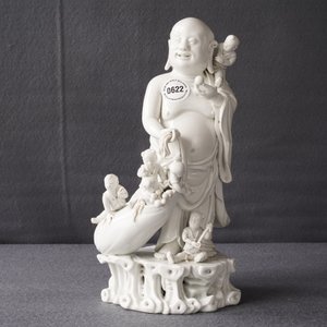 Een Chinese blanc de Chine groep met Boeddha en spelende jongens, Republiek, 20e eeuw — foto 39