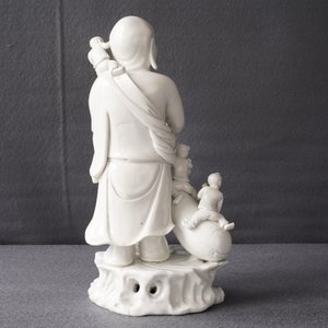 Een Chinese blanc de Chine groep met Boeddha en spelende jongens, Republiek, 20e eeuw — foto 41