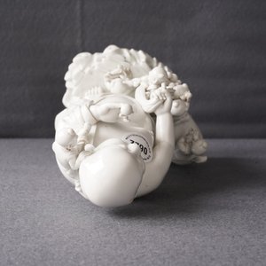 Een Chinese blanc de Chine groep met Boeddha en spelende jongens, Republiek, 20e eeuw — foto 44