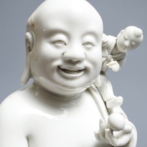 Een Chinese blanc de Chine groep met Boeddha en spelende jongens, Republiek, 20e eeuw — foto 8
