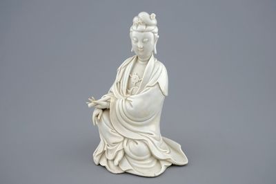 Een Chinese blanc de Chine Guanyin met reliëfmerk, 18e eeuw