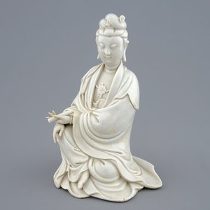 Een Chinese blanc de Chine Guanyin met reliëfmerk, 18e eeuw — foto 1