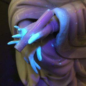 Een Chinese blanc de Chine Guanyin met reliëfmerk, 18e eeuw — foto 17