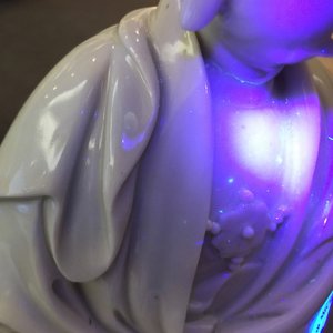 Een Chinese blanc de Chine Guanyin met reliëfmerk, 18e eeuw — foto 18