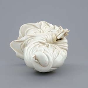 Een Chinese blanc de Chine Guanyin met reliëfmerk, 18e eeuw — foto 6