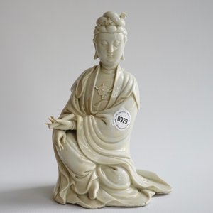 Een Chinese blanc de Chine Guanyin met reliëfmerk, 18e eeuw — foto 9