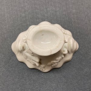 Een Chinese blanc de Chine libation cup en een koraalrode met vergulding, Kangxi en 19e eeuw — foto 13