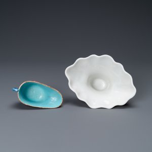 Een Chinese blanc de Chine libation cup en een koraalrode met vergulding, Kangxi en 19e eeuw — foto 6