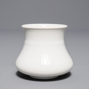 Een Chinese blanc de Chine penselenbeker, Kangxi — foto 1