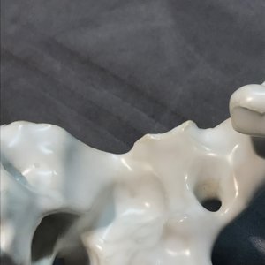 Een Chinese blanc de Chine penselenrust in de vorm van een rotspartij, 19/20e eeuw — foto 12