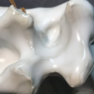 Een Chinese blanc de Chine penselenrust in de vorm van een rotspartij, 19/20e eeuw — foto 16