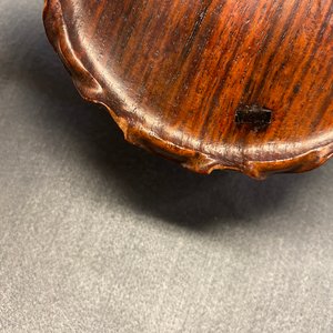 Een Chinese blanc de Chine penselenwasser met een kikker op lotusblad op houten 'lotus' sokkel, Kangxi/Yongzheng — foto 16