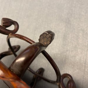 Een Chinese blanc de Chine penselenwasser met een kikker op lotusblad op houten 'lotus' sokkel, Kangxi/Yongzheng — foto 17