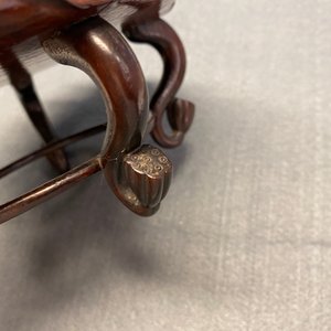 Een Chinese blanc de Chine penselenwasser met een kikker op lotusblad op houten 'lotus' sokkel, Kangxi/Yongzheng — foto 19