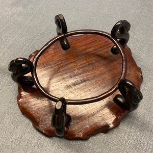Een Chinese blanc de Chine penselenwasser met een kikker op lotusblad op houten 'lotus' sokkel, Kangxi/Yongzheng — foto 20