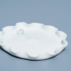 Een Chinese blanc de Chine penselenwasser met een kikker op lotusblad op houten 'lotus' sokkel, Kangxi/Yongzheng — foto 2
