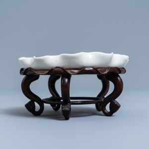 Een Chinese blanc de Chine penselenwasser met een kikker op lotusblad op houten 'lotus' sokkel, Kangxi/Yongzheng — foto 9