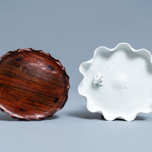 Een Chinese blanc de Chine penselenwasser met een kikker op lotusblad op houten 'lotus' sokkel, Kangxi/Yongzheng — foto 10