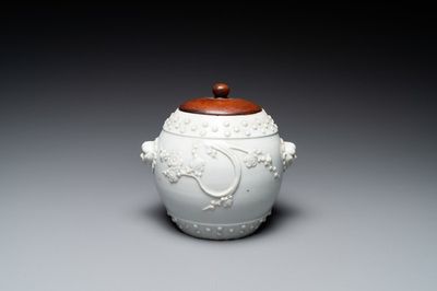 Een Chinese blanc de Chine pot met reliëfdecor van prunus, 18/19e eeuw