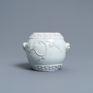 Een Chinese blanc de Chine pot met reliëfdecor van prunus, 18/19e eeuw — foto 2
