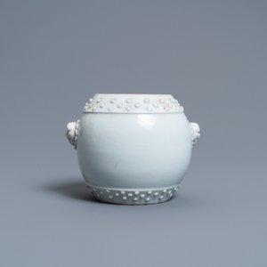 Een Chinese blanc de Chine pot met reliëfdecor van prunus, 18/19e eeuw — foto 4