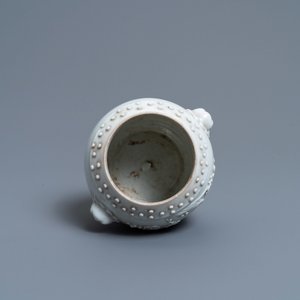 Een Chinese blanc de Chine pot met reliëfdecor van prunus, 18/19e eeuw — foto 6