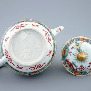 Een Chinese blanc de Chine theepot met deksel in Londen beschilderd, Kangxi — foto 3