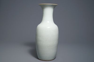 Een Chinese blanc de Chine vaas met onderglazuur decor, 19e eeuw