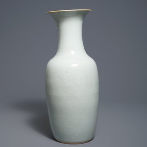 Een Chinese blanc de Chine vaas met onderglazuur decor, 19e eeuw — foto 2