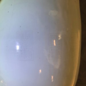 Een Chinese blanc de Chine vaas met onderglazuur decor, 19e eeuw — foto 8