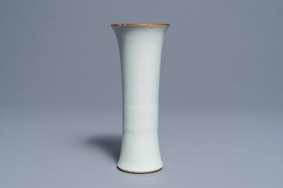 Een Chinese blanc de Chine vaas met onderglazuur decor, Transitie periode