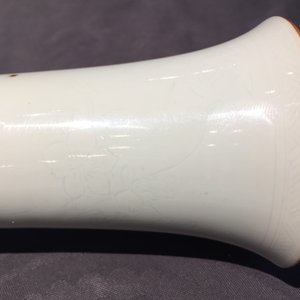 Een Chinese blanc de Chine vaas met onderglazuur decor, Transitie periode — foto 11