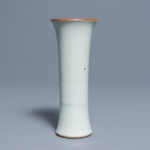 Een Chinese blanc de Chine vaas met onderglazuur decor, Transitie periode — foto 3