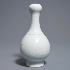 Een Chinese blanc de Chine vaas met onderglazuur drakendecor, Qianlong merk, 19/20e eeuw — foto 2