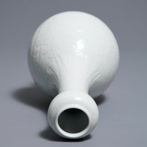 Een Chinese blanc de Chine vaas met onderglazuur drakendecor, Qianlong merk, 19/20e eeuw — foto 6