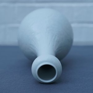 Een Chinese blanc de Chine vaas met onderglazuur drakendecor, Qianlong merk, 19/20e eeuw — foto 10