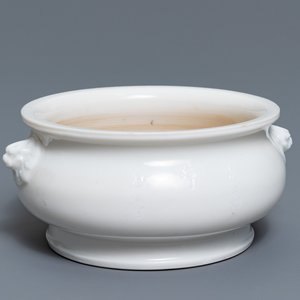 Een Chinese blanc de chine wierookbrander met inscriptie, Kangxi — foto 1