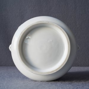 Een Chinese blanc de chine wierookbrander met inscriptie, Kangxi — foto 11